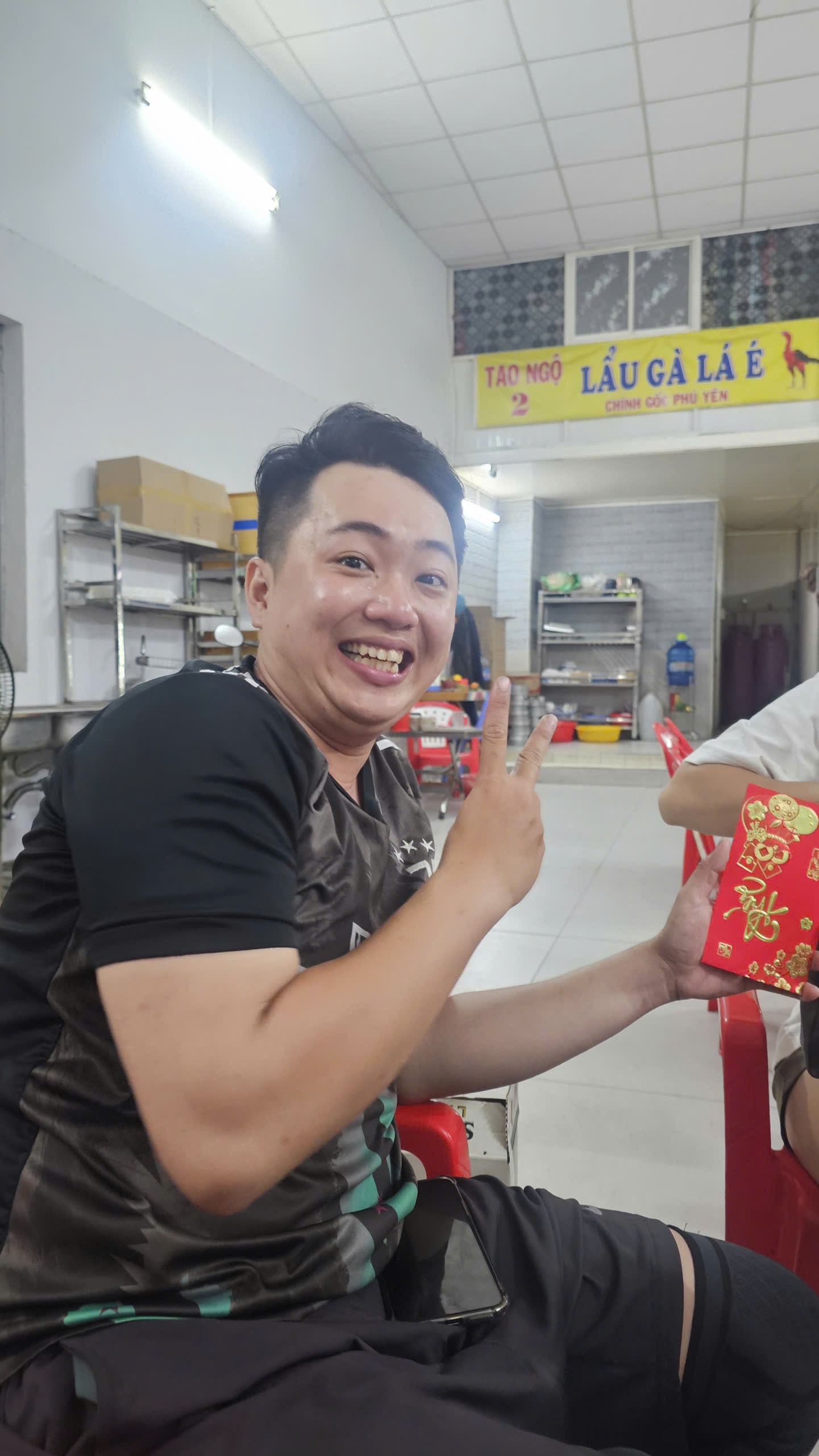 Ms Ly lì xì đầu năm