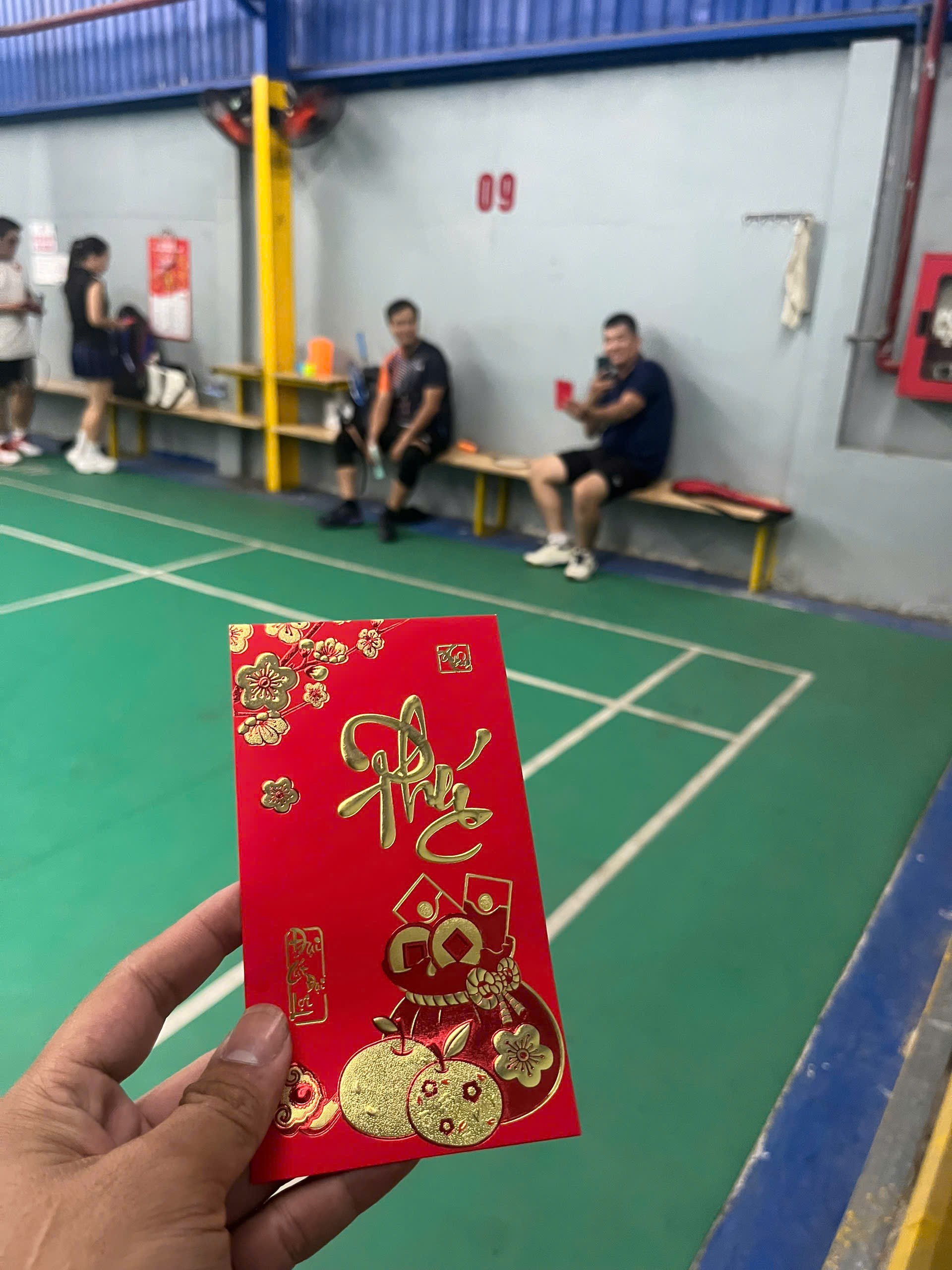 Ms Ly lì xì đầu năm